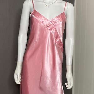 Vestido lencero de satén rosa Barbie vintage de los años 90 de Laura Adams, talla mediana