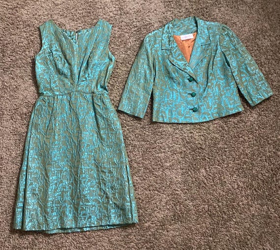 Late 1950’s vibrant kelly green tonal brocade jacket, 3/4 sleeves, bows on front