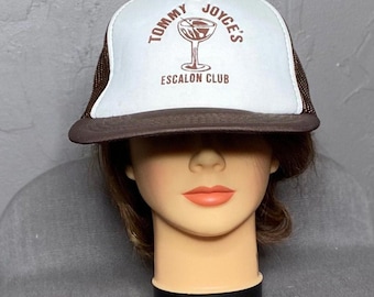 1980年代のブラウンとホワイトのトラッカーハット「トミー・ジョイスの