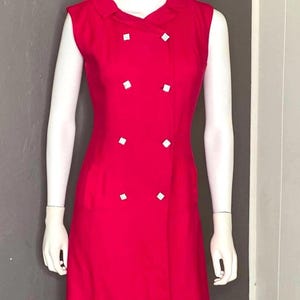 Puede incluir: Una taza de cerámica blanca con un asa negra y el texto "But First, Coffee" en negrita negra. La taza probablemente tiene 325 ml de capacidad, perfecta para una bebida matutina.