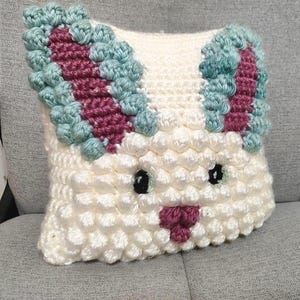 Patrón de crochet en PDF para almohada de conejito / Linda funda de almohada cuadrada / Decoración de Pascua para el hogar / Cojín para habitación de niños para decoración.