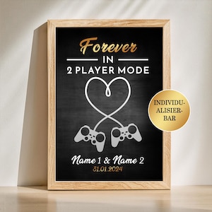 Könnte beinhalten: Schwarz-weißes Kreidetafel-Druckbild mit dem Text "Forever in 2 Player Mode" und einer Herzform mit zwei Gamecontrollern. Das Datum "31.01.2024" und der Text "Name 1 & Name 2" sind ebenfalls enthalten.