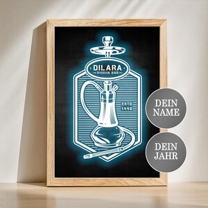 Könnte beinhalten: Eine Schwarzweiß-Illustration einer Wasserpfeife mit dem Text "DILARA - SHISHA BAR - ESTD 1990" auf einem schwarzen Hintergrund. Die Texte "DEIN NAME" und "DEIN JAHR" stehen in grauen Kreisen.