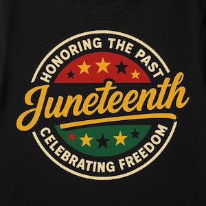 Może przedstawiać: Czarna koszulka z okrągłym wzorem. Wzór zawiera słowo "Juneteenth" w żółtym skrypcie, z frazami "Honoring the Past" i "Celebrating Freedom" w okrągłym wzorze. Wzór zawiera czerwone, zielone i żółte akcenty oraz detale gwiazd.