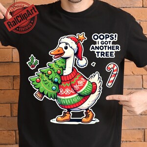 Peut inclure: T-shirt noir avec un dessin d'oie de Noël portant un pull et un bonnet de Père Noël, tenant un sapin de Noël. Le texte dit "OOPS! I GOT ANOTHER TREE" avec un sucre d'orge. L'oie porte des bottes marron.