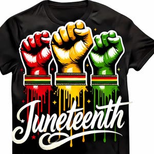 Peut inclure: T-shirt noir avec trois poings levés rouges, jaunes et verts, avec des coulures de couleur. Chaque poing a un bracelet avec un motif de drapeau panafricain. Le mot "Juneteenth" est écrit en blanc en dessous.