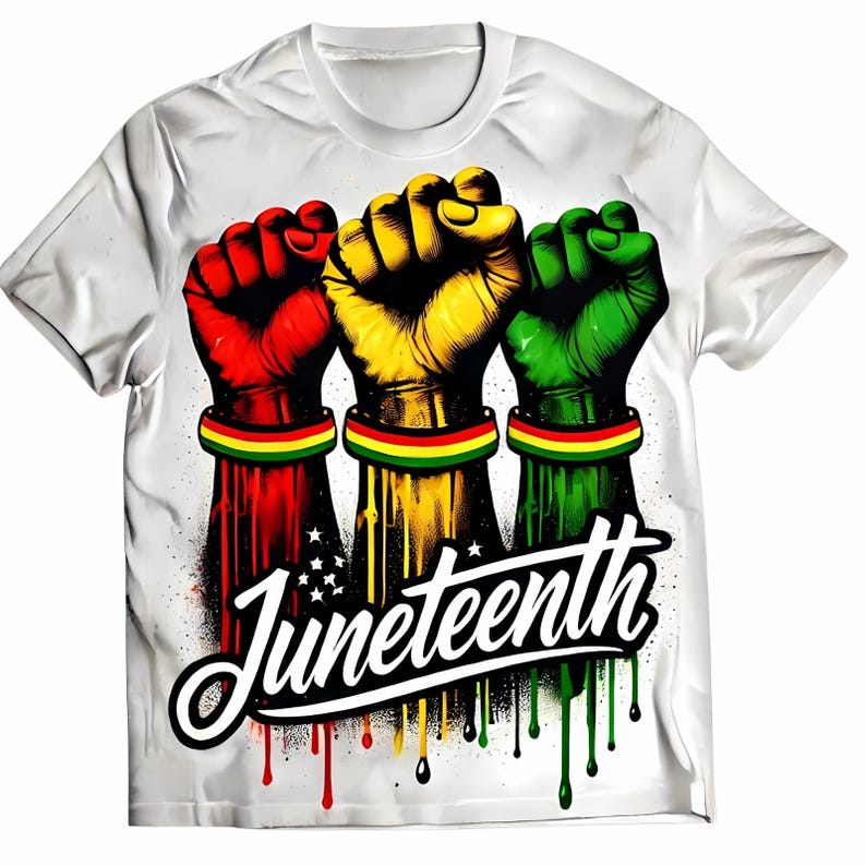 T-shirt blanc avec trois poings levés rouges, jaunes et verts, chacun avec un bracelet assorti. Le mot "Juneteenth" est écrit en dessous dans une police stylisée, avec des gouttes colorées. #juneteenth , juneteenth , 1865