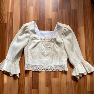 Blusa de lino con encaje folclórico austriaco de los 80 - GEWAND VOM SEPP - Top alpino bávaro - Top romántico de cuello cuadrado y mangas acampanadas estilo cottagecore 40