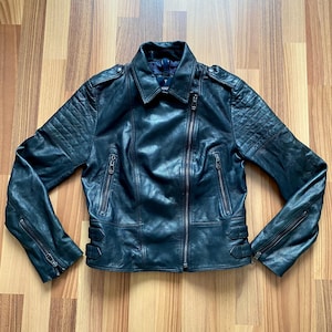 Schwarze, gesteppte Biker-Grunge-Jacke aus echtem Lammleder für Damen – Archiv-Stil, asymmetrische Moto-Jacke – Indie-Streetwear im Sleaze-Look, Größe 34