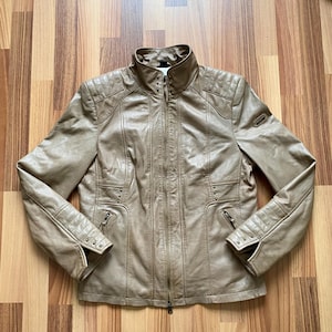 Vintage-Lederjacke im Y2K-Stil, braun – gerippte Bikerjacke aus Lammleder – Lederjacke mit Nieten, Damenmodell im Café-Racer-Stil, neutral, avantgardistisch, EU 42