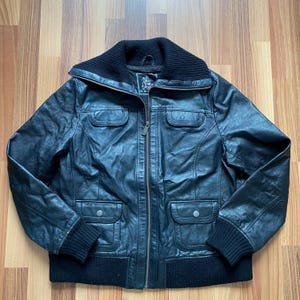 Schwarze Lederbomberjacke für Damen im Y2K-Stil – EAST VILLAGE Stehkragen-Cyber-Grunge-Motorradjacke – Gerippte Strickjacke im Aviator-, Utility-, Punk-Biker-Stil (Retro)