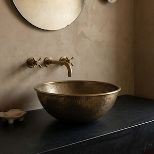 Lavabo en laiton patiné martelé à la main : Lavabo rond à poser - TerraFez