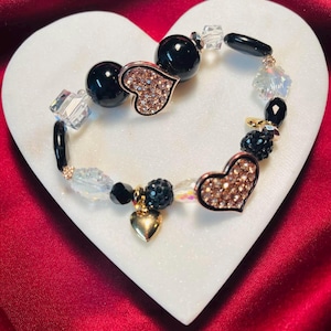 Pulseira romântica de 9", contas pretas e de cristal, botões de coração com strass em ouro rosa, mini medalhão de ouro com joias rosa — perfeito para o Dia dos Namorados.
