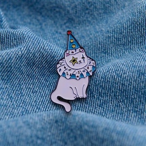 Spilla smaltata a forma di gatto da circo clown, regalo di compleanno