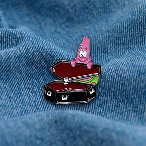 Pin de esmalte de dibujos animados de Patrick Coffin, regalo para adultos, cumpleaños, amigos y niños.