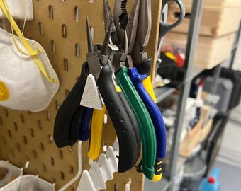 IKEA SKÅDIS Pliers Holder • 3D Printed Tool Organizer • Skadis Pegboard Hook for Pliers • Workshop Storage Rack (1–6 Slots)