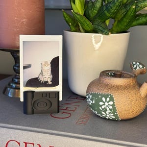 Polaroid picture holder - Instax photo frame - Polaroid display stand - Polaroid desk stand - Disposable camera - Custom colour - 3D printed