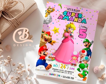Puede incluir: Una invitación de cumpleaños rosa y blanca con una imagen de dibujos animados de la princesa Peach de la serie de videojuegos Super Mario Bros. La invitación dice "Let's Play! Super Amanda cumple 5" e incluye la fecha y la hora de la fiesta.