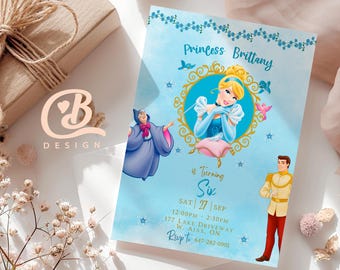 Puede incluir: Una tarjeta de invitación azul claro con Cenicienta, el texto "Princess Brittany" y las palabras "is Turning Six". La tarjeta incluye detalles del evento y un número de contacto. Una caja de regalo y flores están en el fondo.