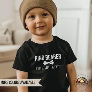 Ringträger T-Shirt | "Kleinkind-Ring-Träger-Süße mit einer Pflicht" | Hochzeitsgeschenk Ringträger Geschenk Brautparty Geschenk Ringträger Tshirt