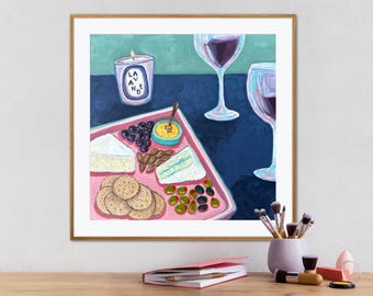 Può includere: Un dipinto incorniciato raffigura un tagliere con formaggio, cracker, olive e uva. Due calici di vino rosso sono accanto al tagliere. Una candela con la scritta "LAVANDE" è presente anche nel dipinto. Lo sfondo è blu e verde.