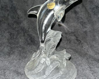 Figura de delfín en olas de cristal de plomo Cristal d'Arques, de cristal transparente, fabricada en Francia. 6,5 pulgadas.