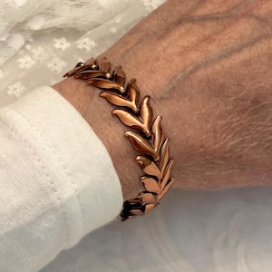 Pulsera vintage Renoir firmada minimalista con cadena de hojas de laurel, articulada, flexible, de cobre brillante, acabado pulido, en excelente estado.