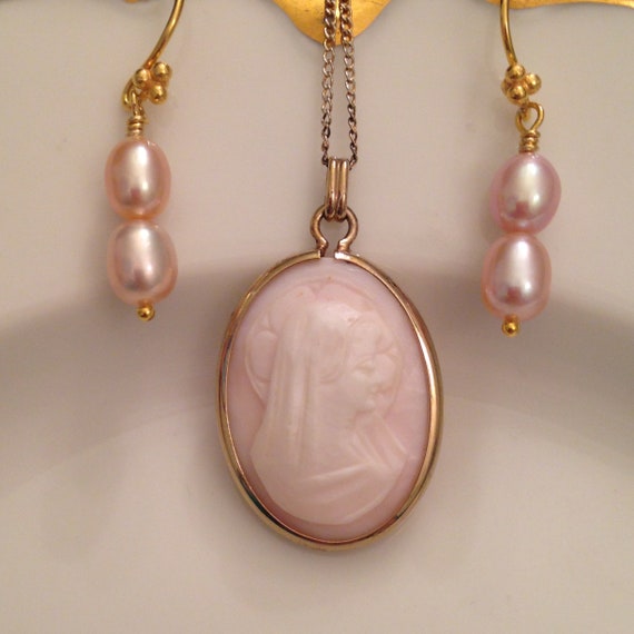 Vintage Virgin Mary Cameo Necklace Set Light Pink… - image 1