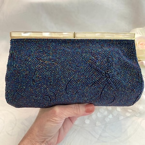 Bolsos de mano con cuentas de semillas azul marino de Debbie Vintage, hechos en Japón, con marco de nácar en tono dorado y diseño de remolino de estrellas de mar. Belleza de la madre de la novia.