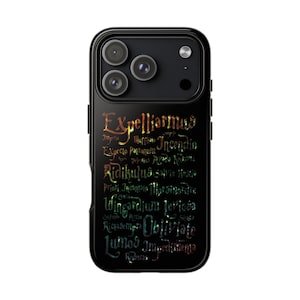 Puede incluir: Funda de teléfono negra con un diseño que presenta la palabra "Expelliarmus" y otros hechizos en una fuente estilizada. La funda tiene un acabado brillante y un recorte para la cámara.
