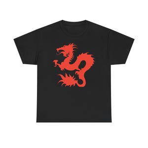 Peut inclure: T-shirt noir orné d'un motif de dragon rouge vif. Le dragon est représenté dans une pose stylisée, avec des détails complexes. Le t-shirt est fabriqué dans un tissu doux, adapté au port décontracté.