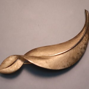 TRIFARI ヴィンテージ　ブロッチ Vintage Trifari Leaf Gold-tone Brushed and Polished Gold