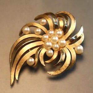 Trifari flower brooch - Etsy 日本