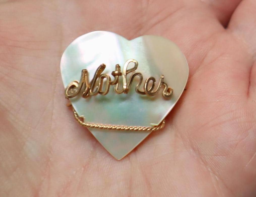 Vintage Mother of Pearl Heart Brooch: Gold Tone  display picture 3