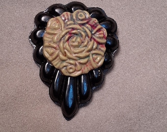 Clip para vestido con rosas talladas en celuloide coral de estilo vintage