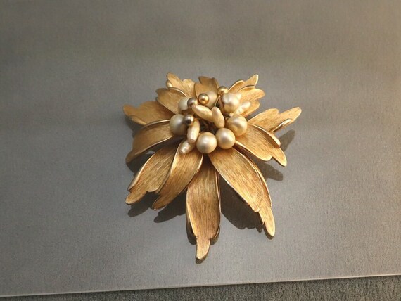 Vintage Kramer Pearl Brooch Brushed Goldtone Flow… - image 1