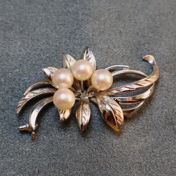 Vintage pearl brooch on sale pins
