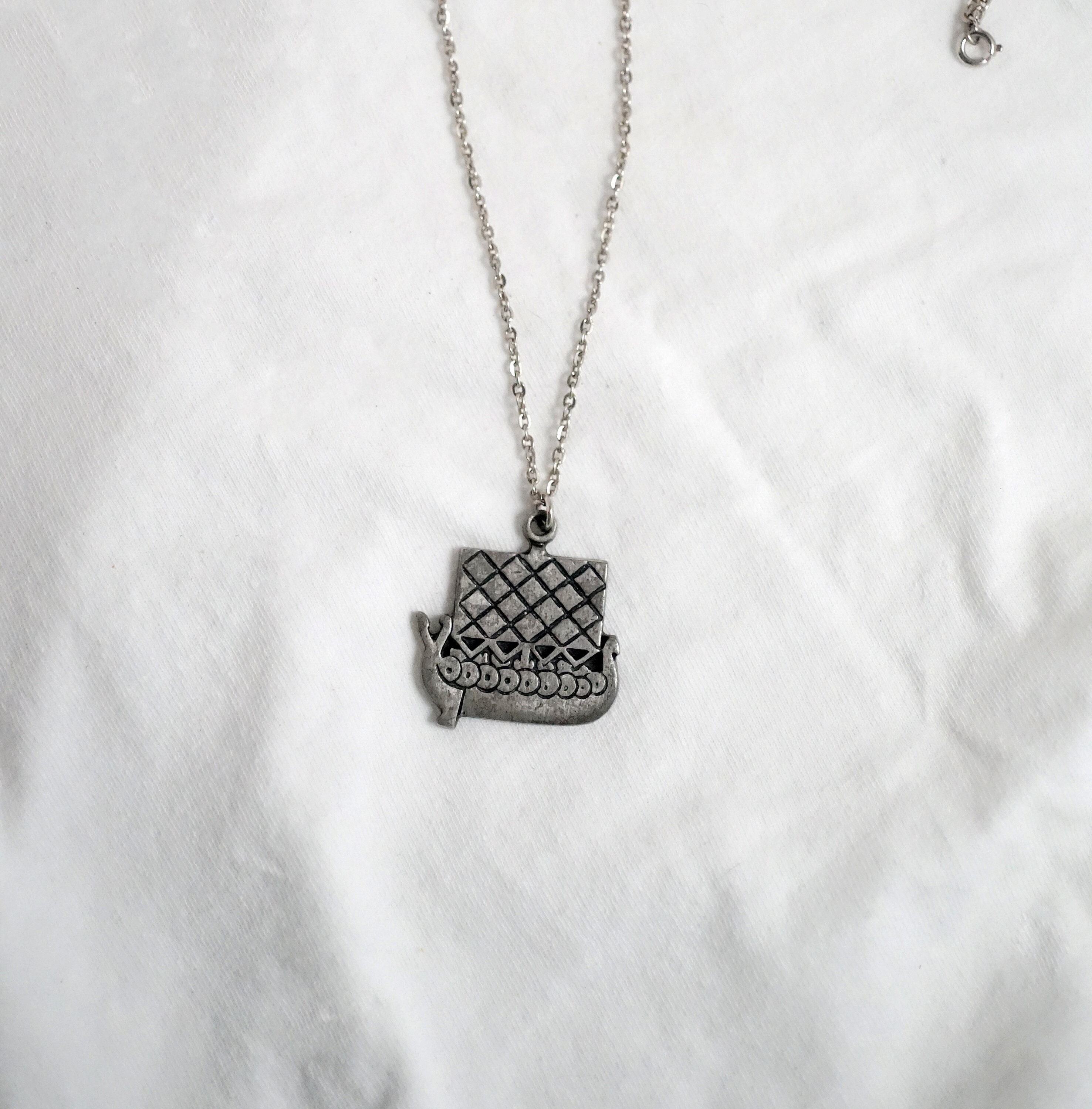 VTG R. Tennesmed Sweden Pewter Flower Pendant Necklace w/ 22