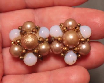 Brincos vintage com contas de vidro opalescente cor pedra da lua.