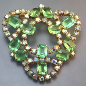 Julianagroene grote vintage speld met strass-steentjes