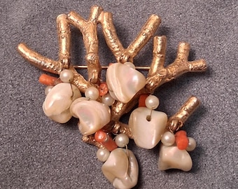 Broche vintage de coral con conchas marinas