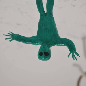 Figurina aliena in argilla