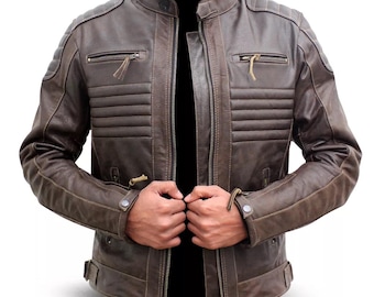 Puede incluir: Una chaqueta de cuero marrón para motocicleta con cierre de cremallera y paneles acolchados. La chaqueta tiene un cuello alto y dos bolsillos con cremallera en la parte delantera.