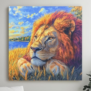 Leone in erba dorata, disegno a matita pastello colorato – Disegno di fauna selvatica ispirato al safari, toni caldi della terra per un arredamento intenso di ufficio o studio.