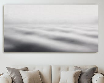 Lienzo minimalista con degradado de gris a océano, listo para colgar, con suaves ondas de agua, decoración de pared abstracta monocromática para oficina o dormitorio moderno.