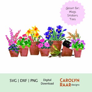 Op de afbeelding: Digitale illustratie van een rij terracotta potten gevuld met kleurrijke bloemen, waaronder roze, gele en blauwe bloesems. Een zwarte kat piept achter een van de potten vandaan. De afbeelding is gelabeld "Great for: Mugs, Stickers, Tees."