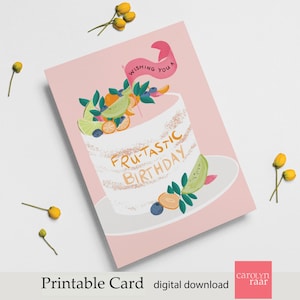 Afdrukbare verjaardagskaart | Moderne minimalistische handgetekende cake met vers fruit | Banner 'Ik wens je een smakelijke verjaardag' | Roze achtergrond