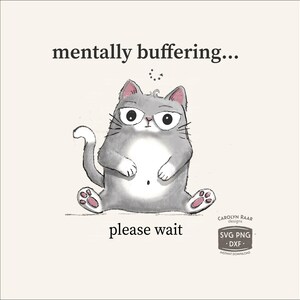 Può includere: Illustrazione di un gatto grigio con occhiali, seduto e con un'espressione infastidita. Il testo "mentally buffering... please wait" è sopra e sotto il gatto. L'immagine include un logo e informazioni sul tipo di file.