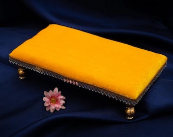 Chowki imbottito giallo 10×4 con accenti dorati