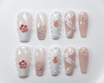 Ongles à presser roses et blancs élégants : clous de cercueil floraux faits main